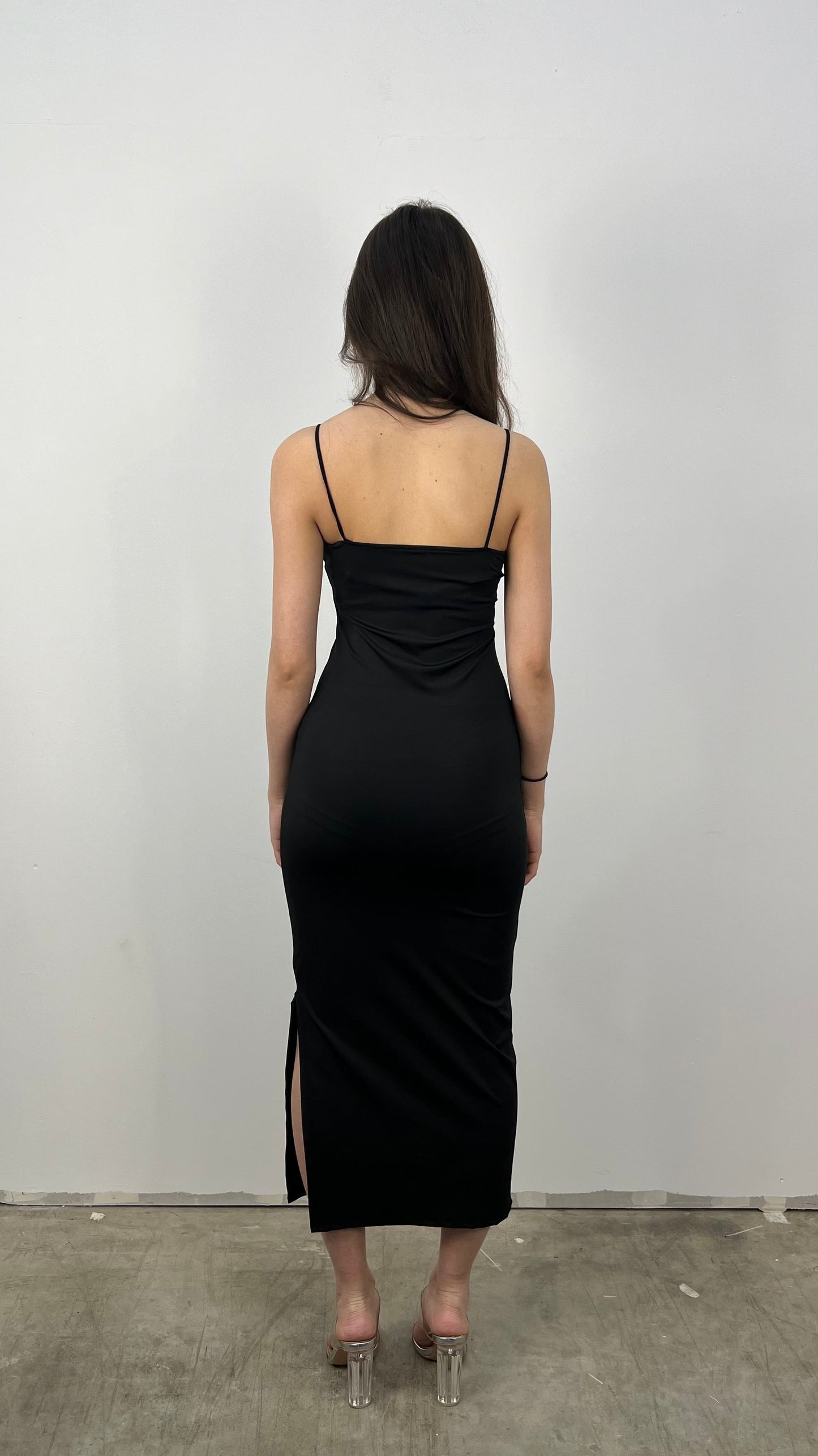 Midikleid Mit Schmalen Trägern Und Quadratischem Ausschnitt