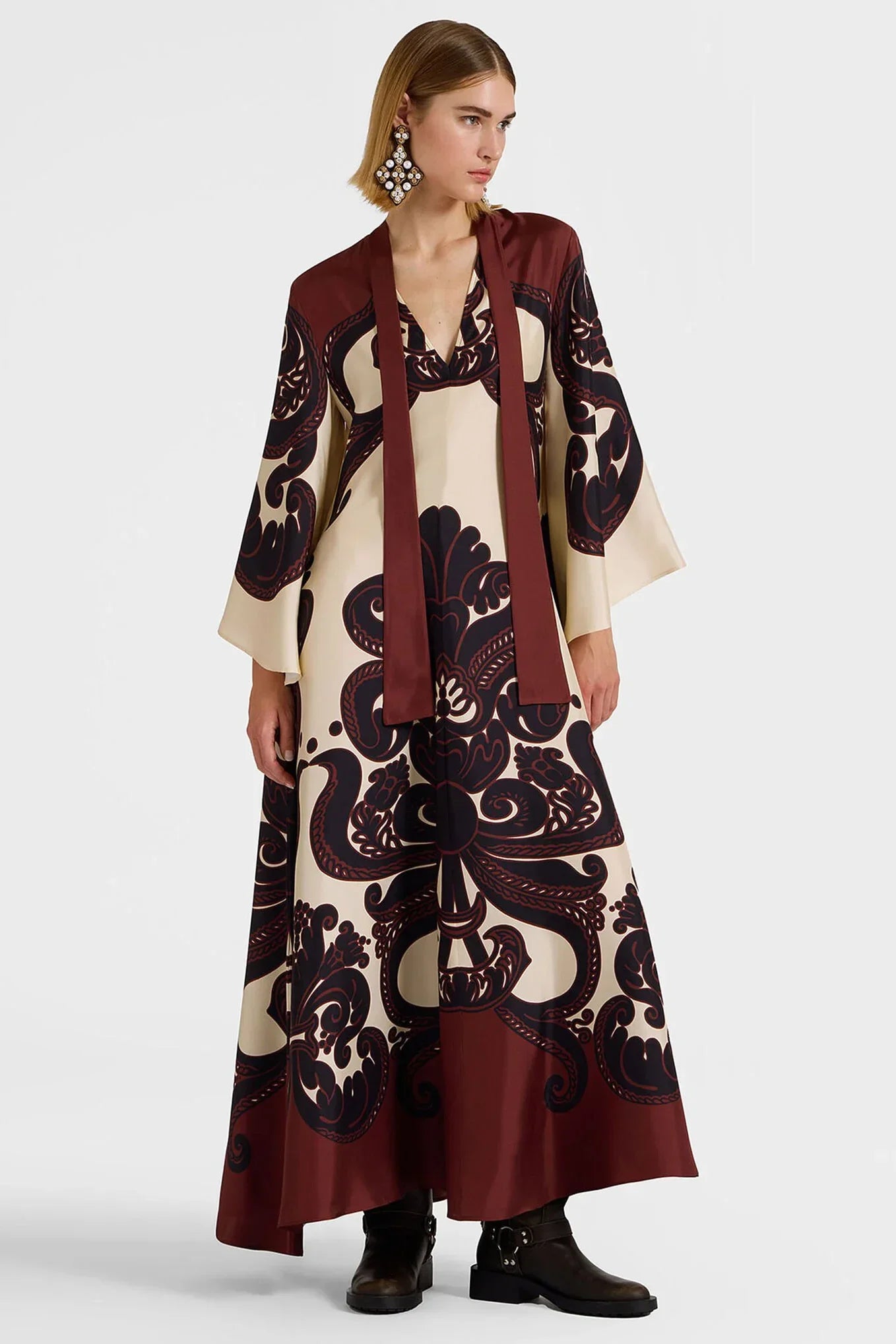 Elegantes Maxikleid Aus Gemustertem Satin