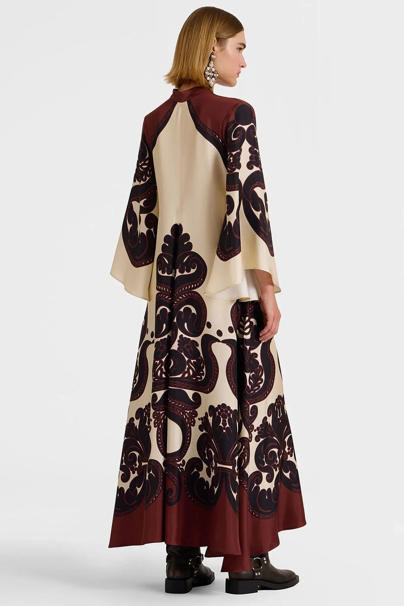 Elegantes Maxikleid Aus Gemustertem Satin