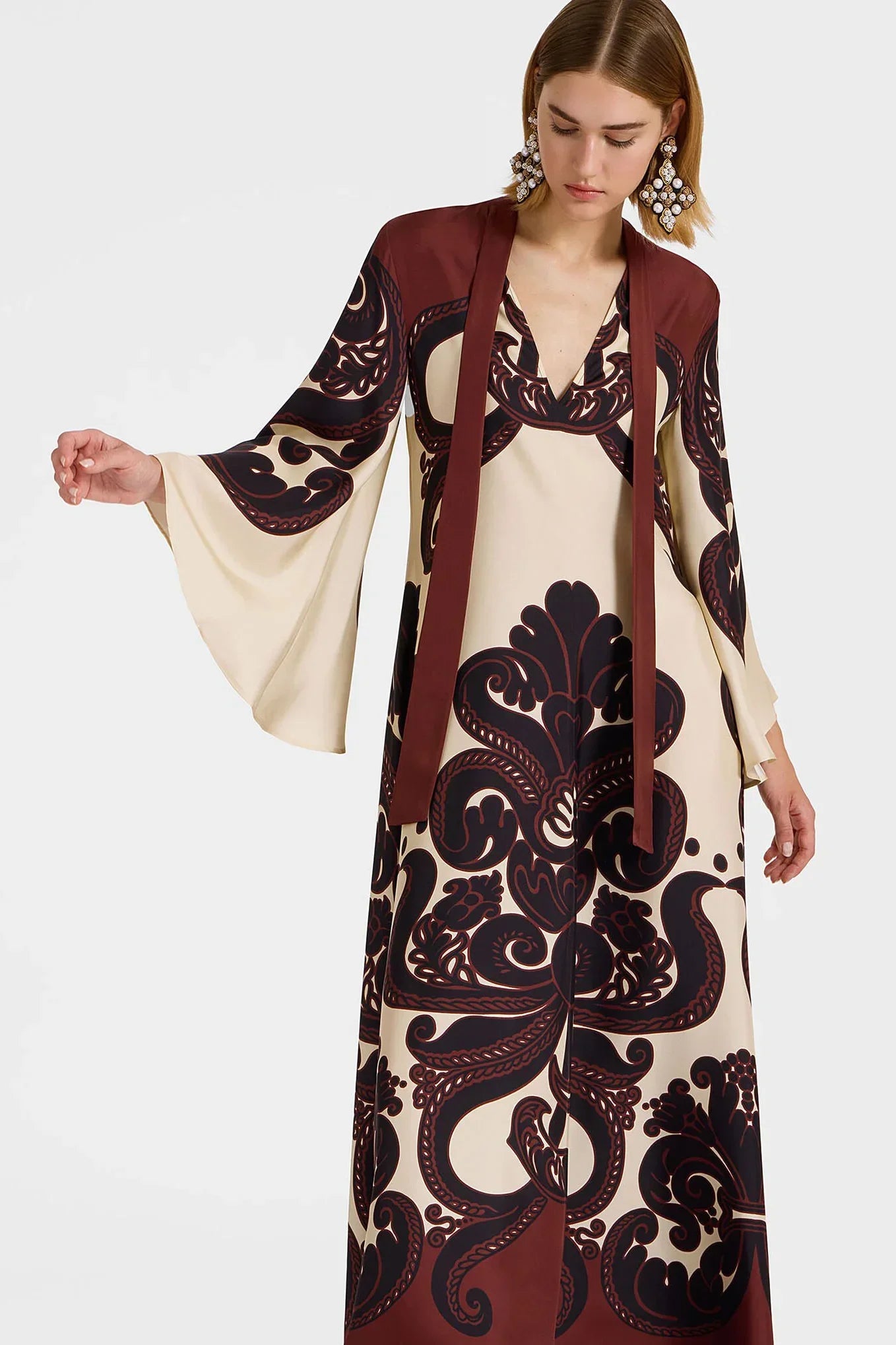 Elegantes Maxikleid Aus Gemustertem Satin