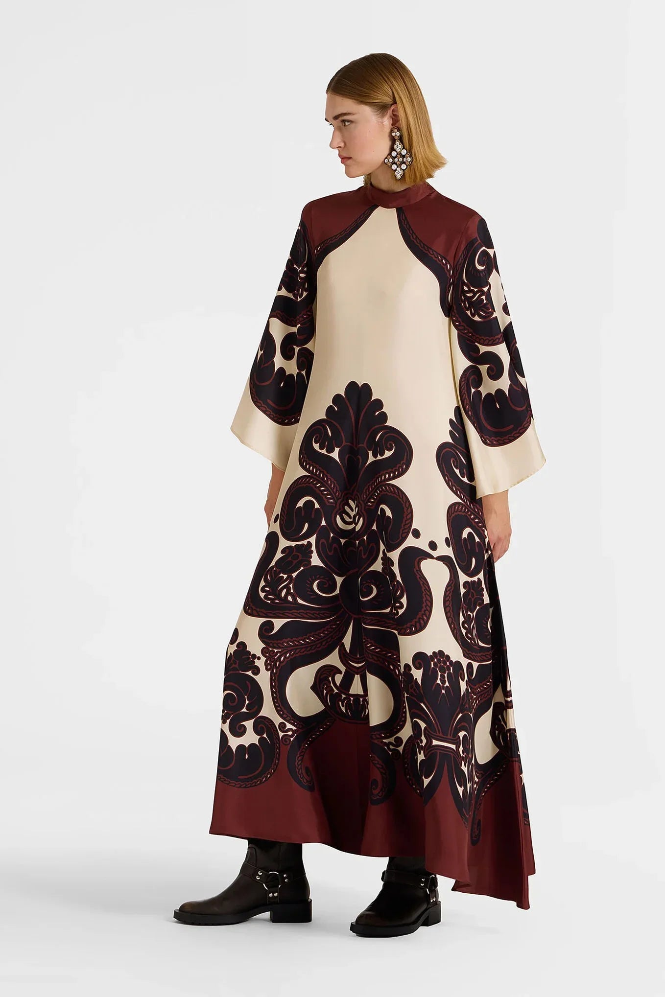 Elegantes Maxikleid Aus Gemustertem Satin