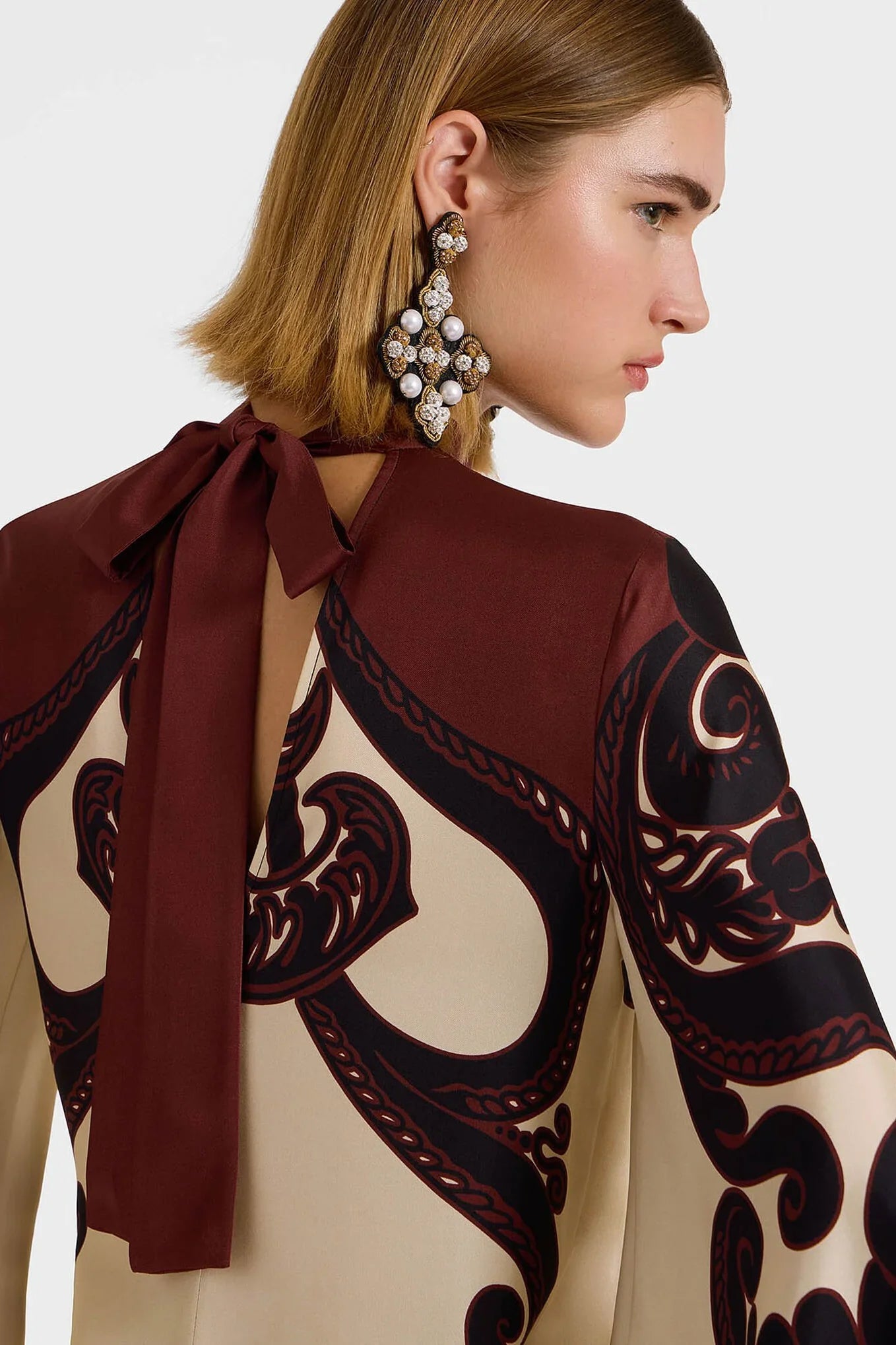 Elegantes Maxikleid Aus Gemustertem Satin