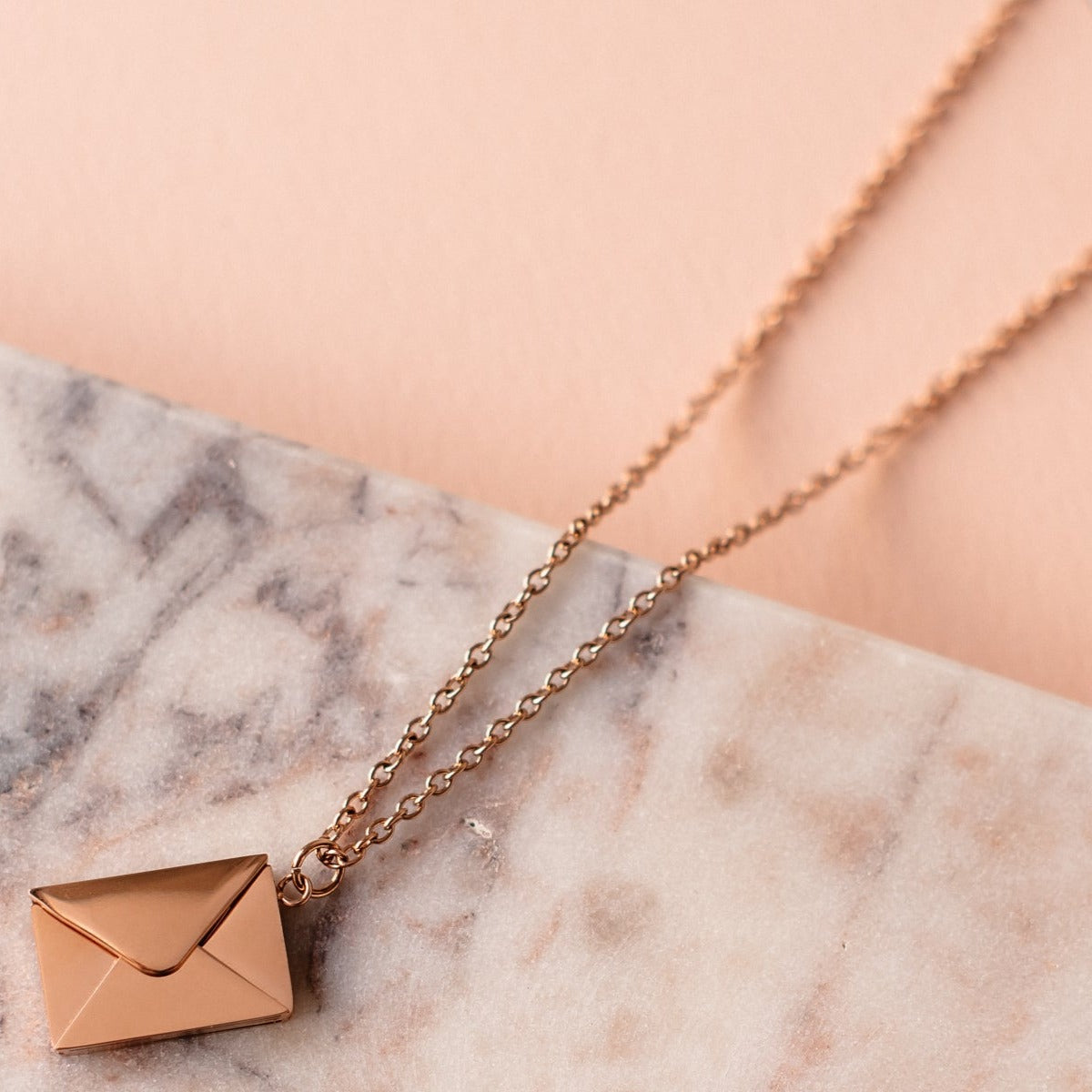 Elegante Halskette Mit Buchstaben-Design