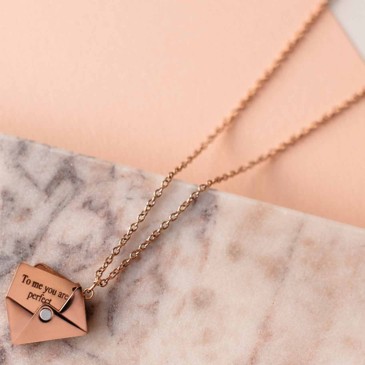 Elegante Halskette Mit Buchstaben-Design