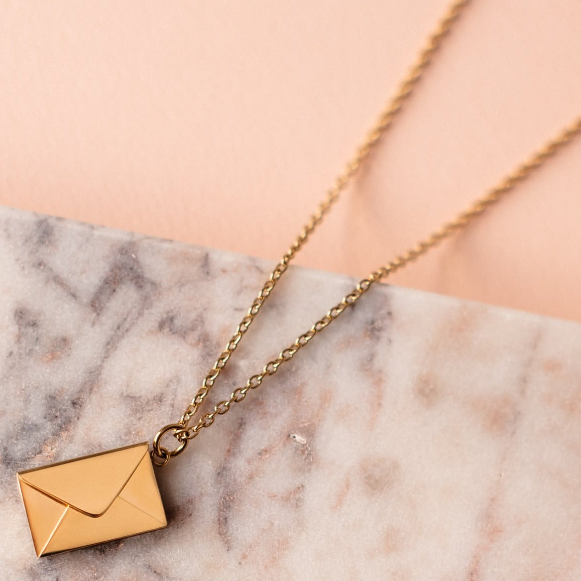 Elegante Halskette Mit Buchstaben-Design
