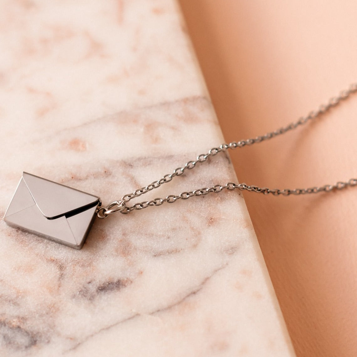 Elegante Halskette Mit Buchstaben-Design