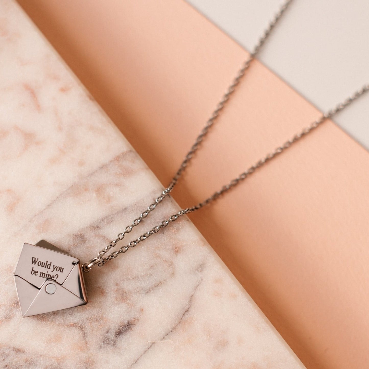 Elegante Halskette Mit Buchstaben-Design