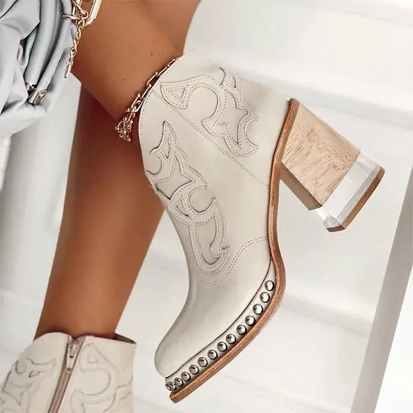 Bestickte Lederstiefel