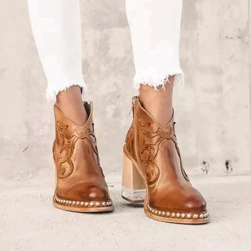 Bestickte Lederstiefel