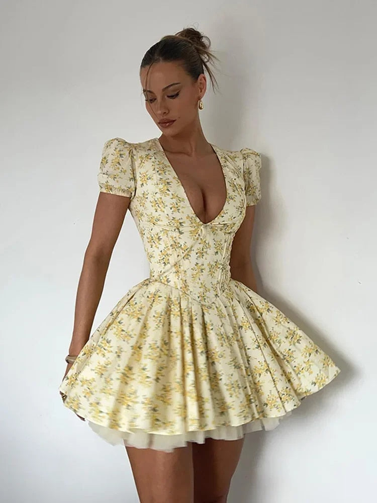 Plissiertes Minikleid Mit Tiefem V-Schlitz Und Blumenmuster