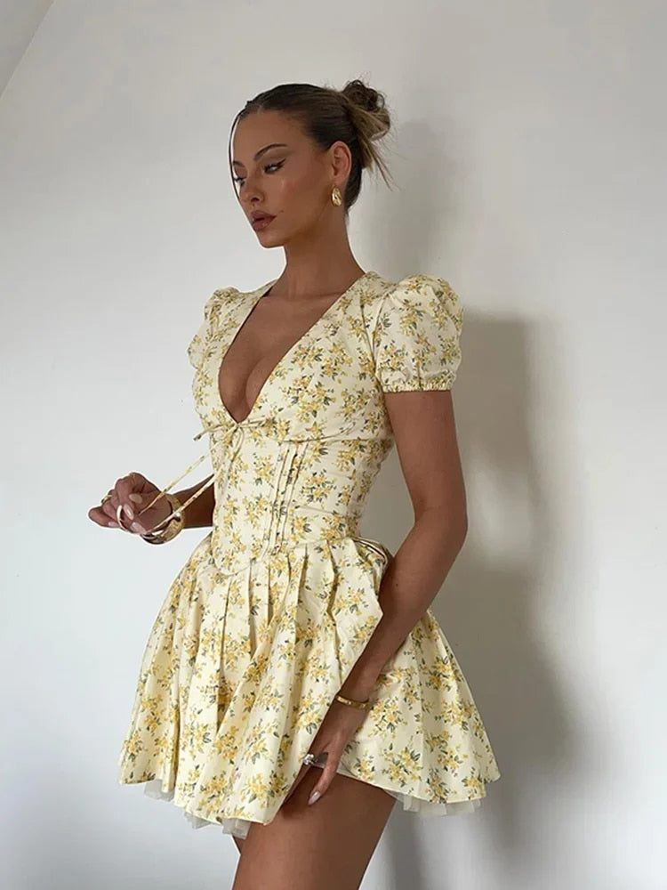 Plissiertes Minikleid Mit Tiefem V-Schlitz Und Blumenmuster