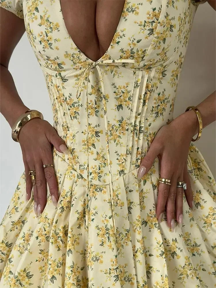 Plissiertes Minikleid Mit Tiefem V-Schlitz Und Blumenmuster