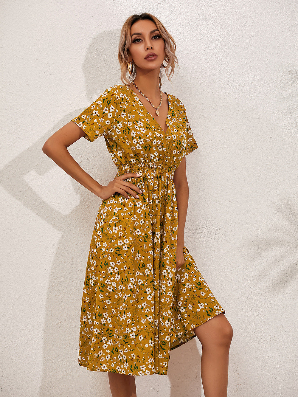 Stilvolles Sommer-Midikleid Mit V-Ausschnitt