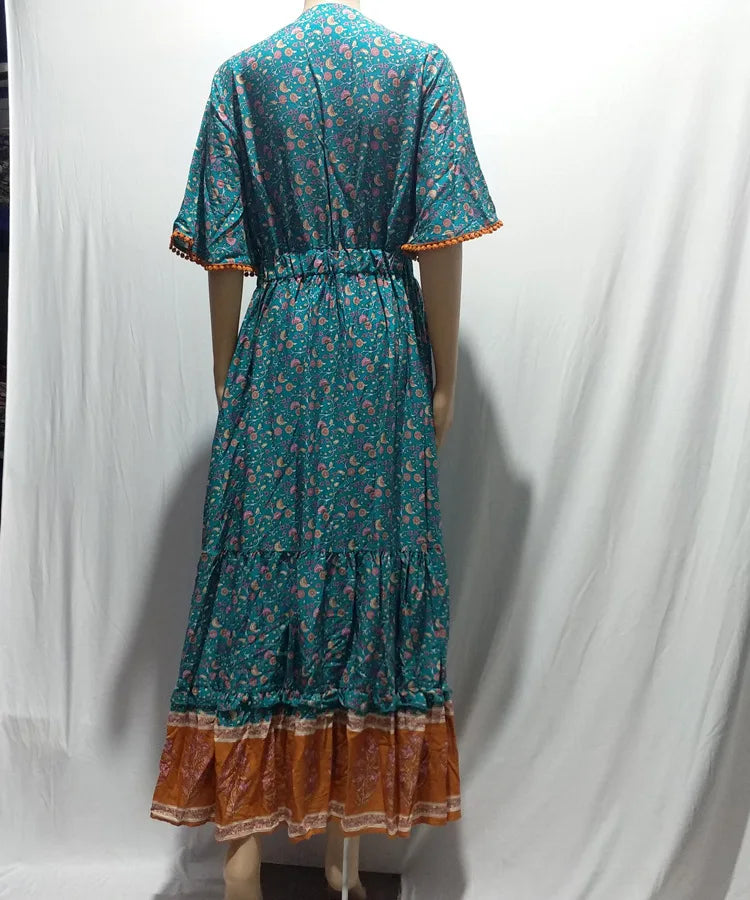 Kurzärmliges Sommerkleid Mit V-Ausschnitt Und Hoher Taille