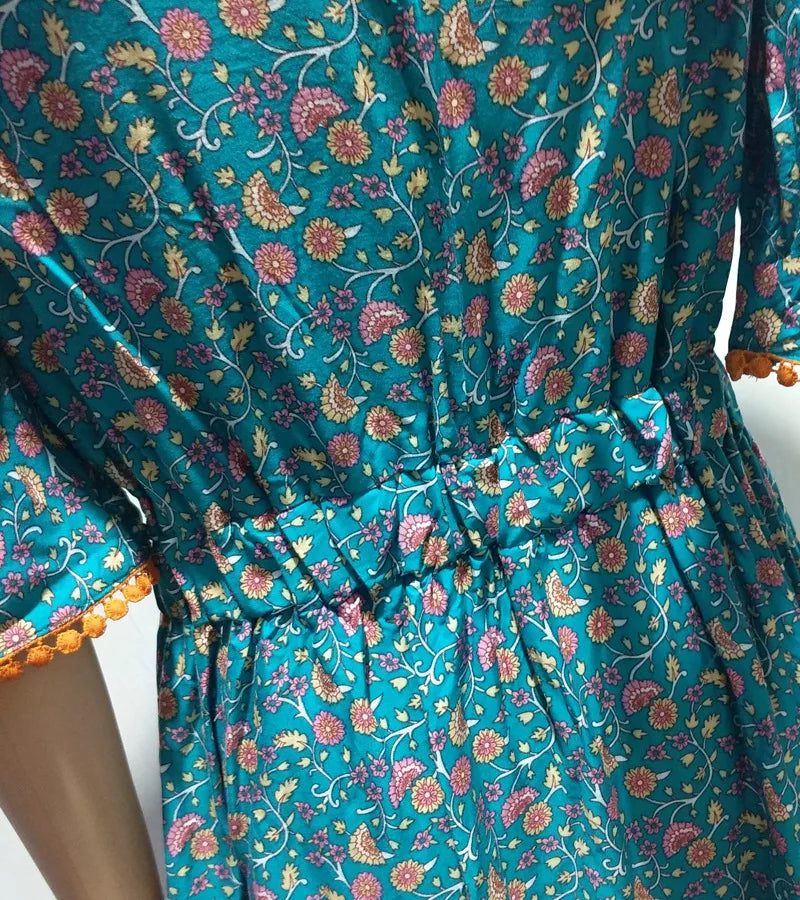 Kurzärmliges Sommerkleid Mit V-Ausschnitt Und Hoher Taille