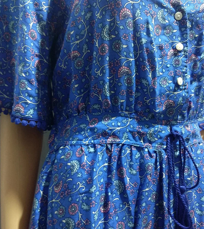 Kurzärmliges Sommerkleid Mit V-Ausschnitt Und Hoher Taille