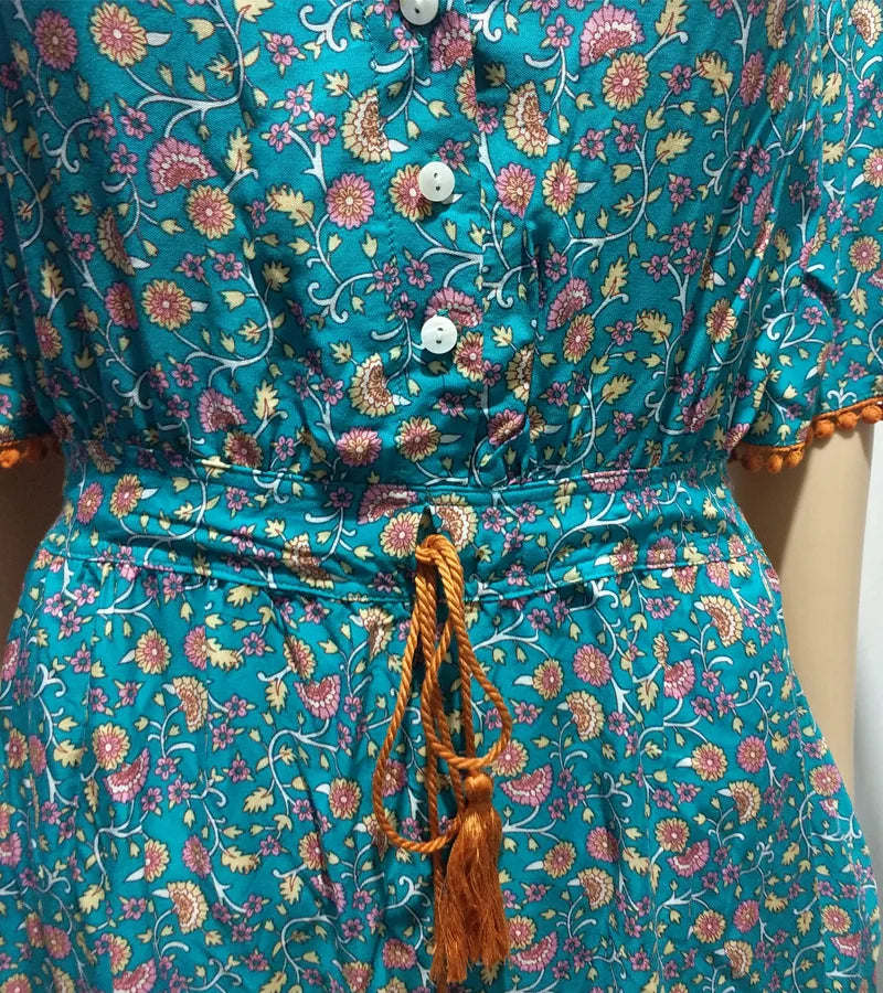 Kurzärmliges Sommerkleid Mit V-Ausschnitt Und Hoher Taille