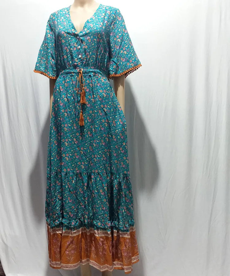 Kurzärmliges Sommerkleid Mit V-Ausschnitt Und Hoher Taille