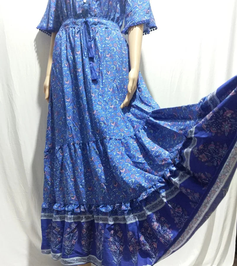 Kurzärmliges Sommerkleid Mit V-Ausschnitt Und Hoher Taille