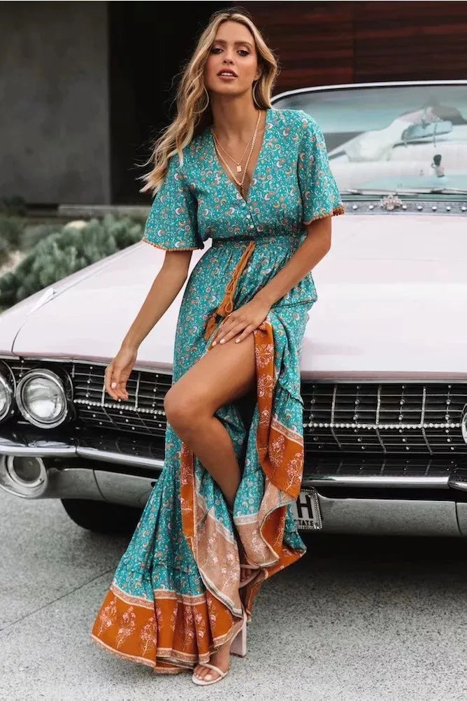 Kurzärmliges Sommerkleid Mit V-Ausschnitt Und Hoher Taille