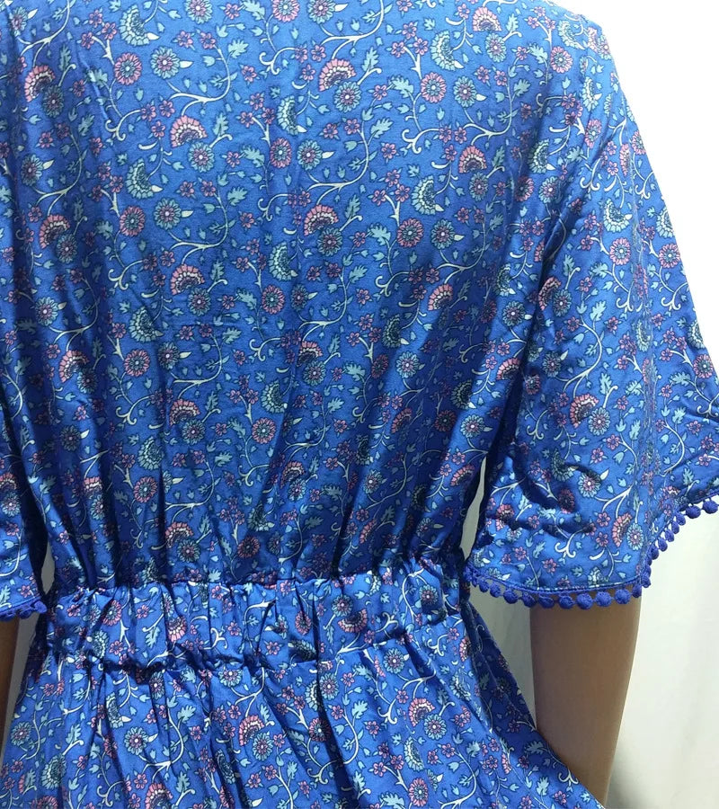 Kurzärmliges Sommerkleid Mit V-Ausschnitt Und Hoher Taille