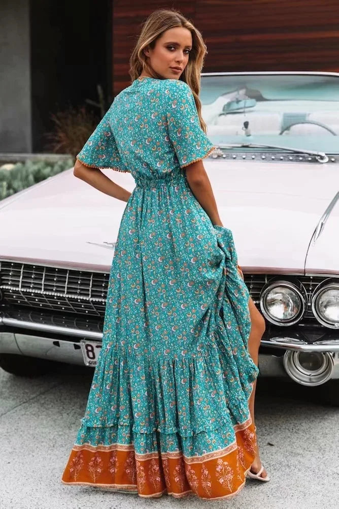 Kurzärmliges Sommerkleid Mit V-Ausschnitt Und Hoher Taille