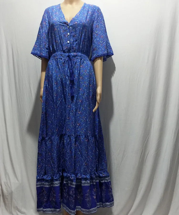 Kurzärmliges Sommerkleid Mit V-Ausschnitt Und Hoher Taille