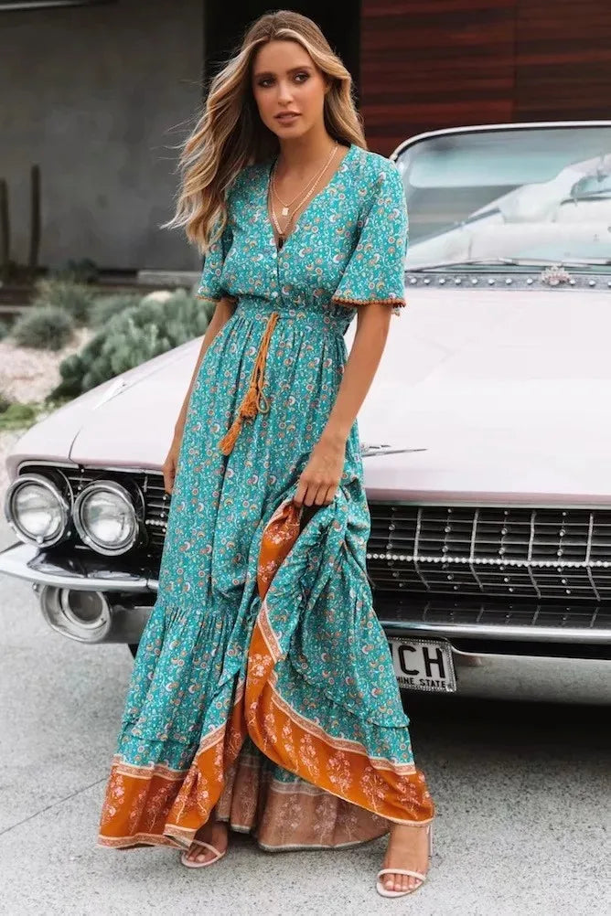 Kurzärmliges Sommerkleid Mit V-Ausschnitt Und Hoher Taille