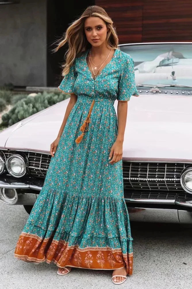 Kurzärmliges Sommerkleid Mit V-Ausschnitt Und Hoher Taille