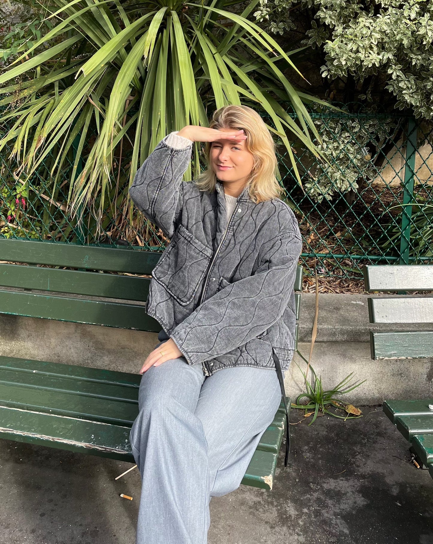 Stilvolle Graue Jacke Mit Großem Taschendesign
