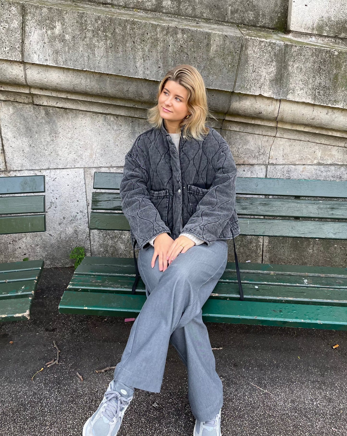 Stilvolle Graue Jacke Mit Großem Taschendesign