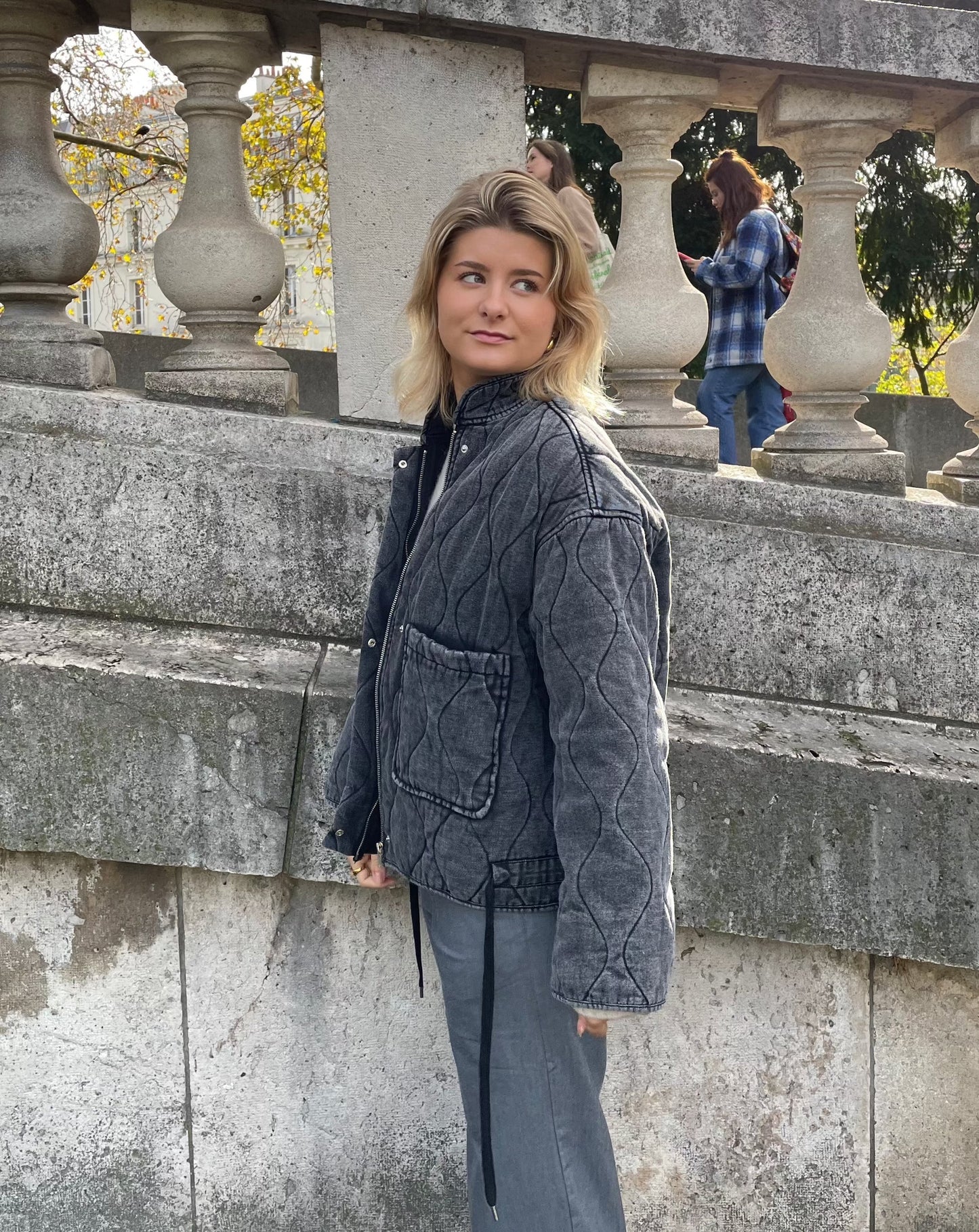 Stilvolle Graue Jacke Mit Großem Taschendesign