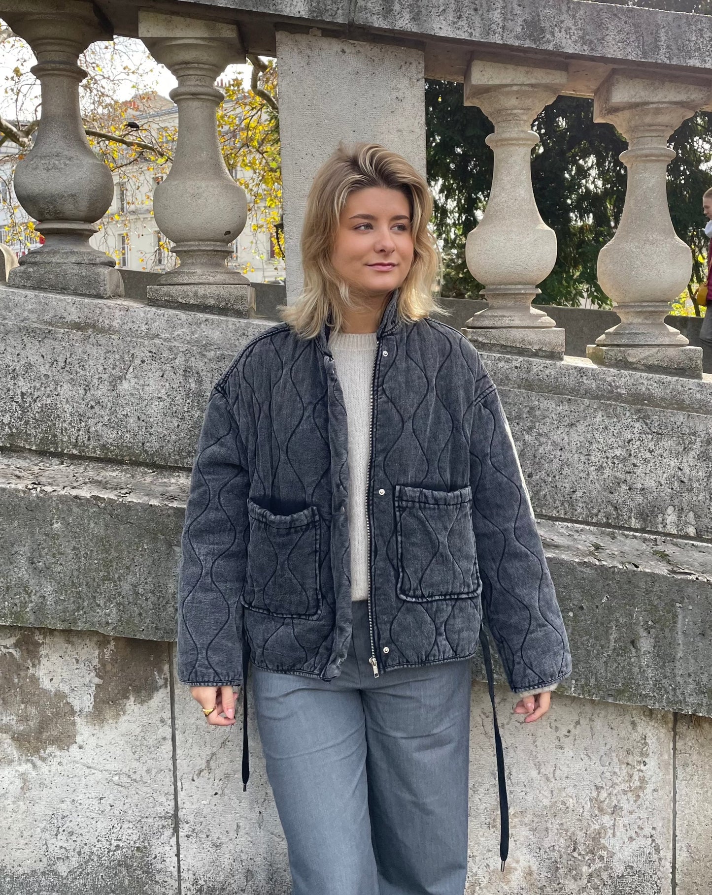 Stilvolle Graue Jacke Mit Großem Taschendesign