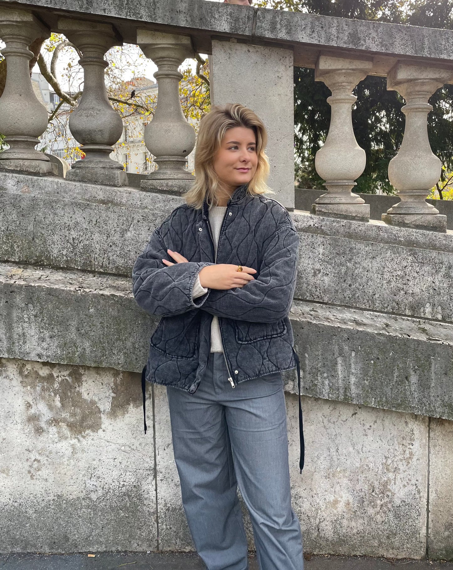 Stilvolle Graue Jacke Mit Großem Taschendesign