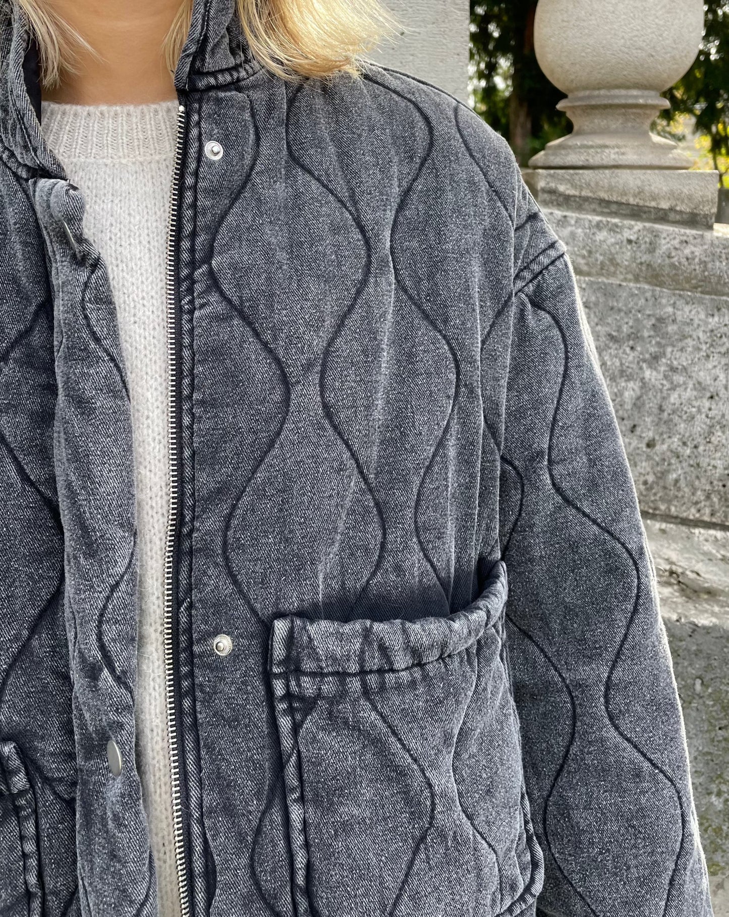Stilvolle Graue Jacke Mit Großem Taschendesign