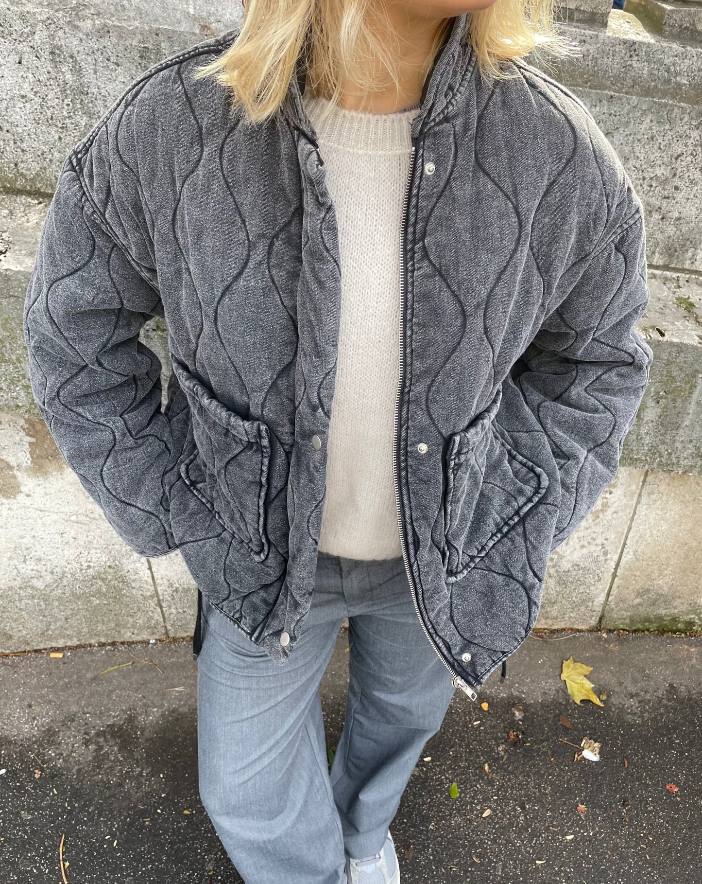 Stilvolle Graue Jacke Mit Großem Taschendesign