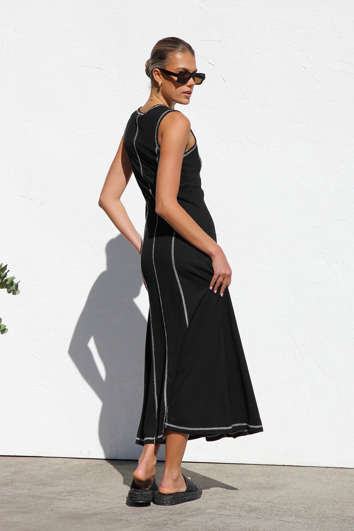 Elegantes Ärmelloses Midikleid Mit Rundhalsausschnitt