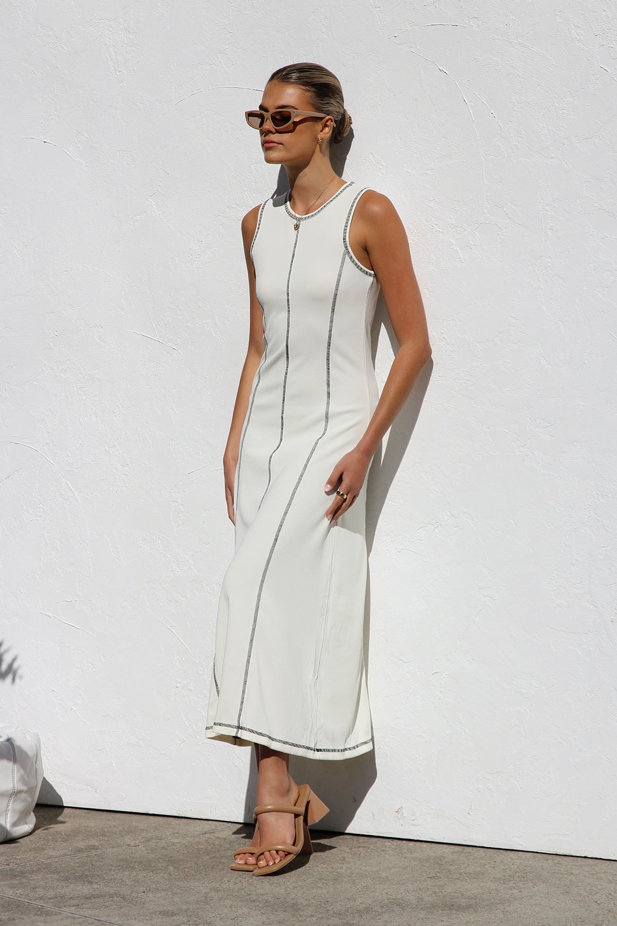 Ärmelloses Cremefarbenes Maxikleid Mit Schwarzen Nähten