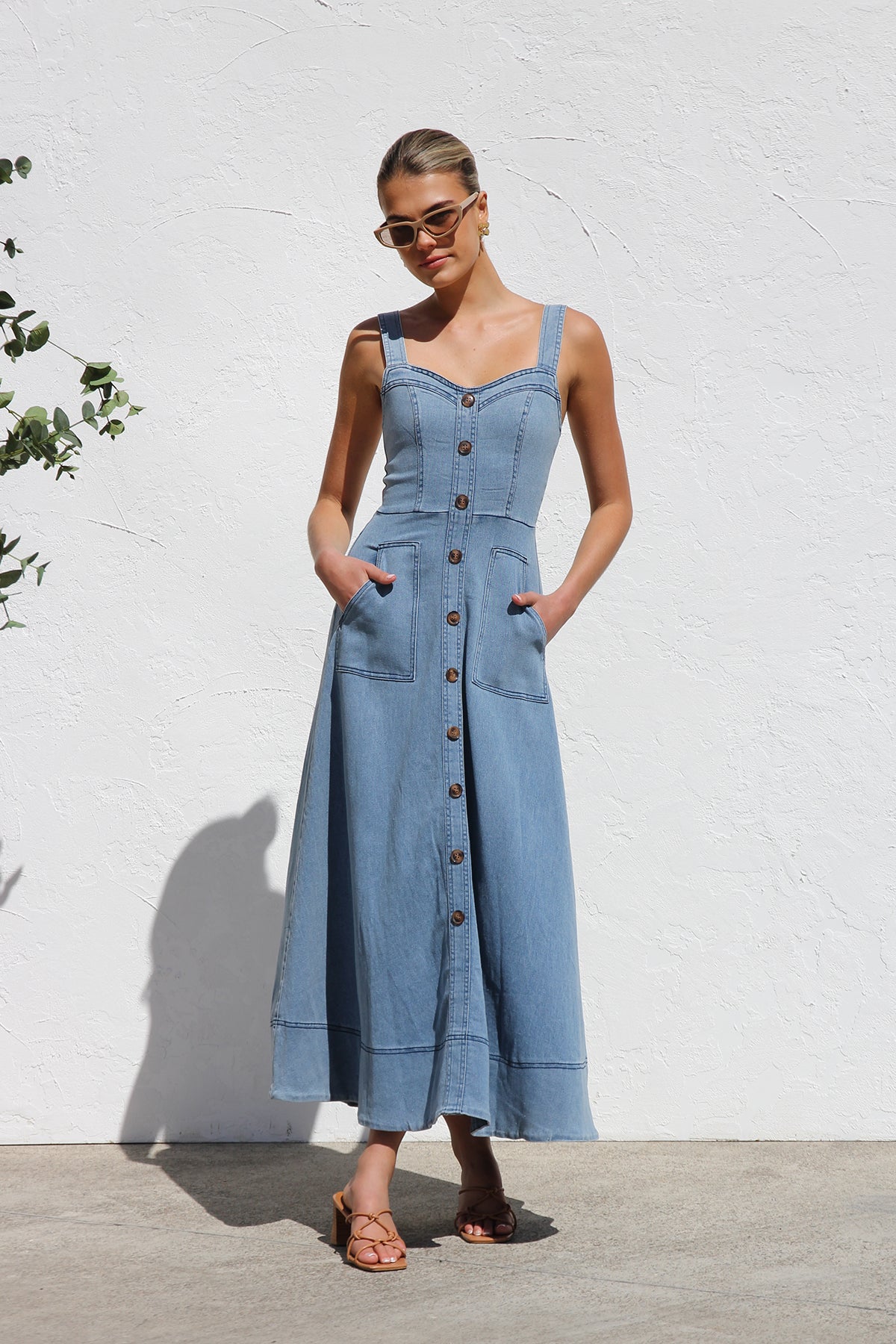 Elegantes Denim-Midikleid Mit Herzausschnitt