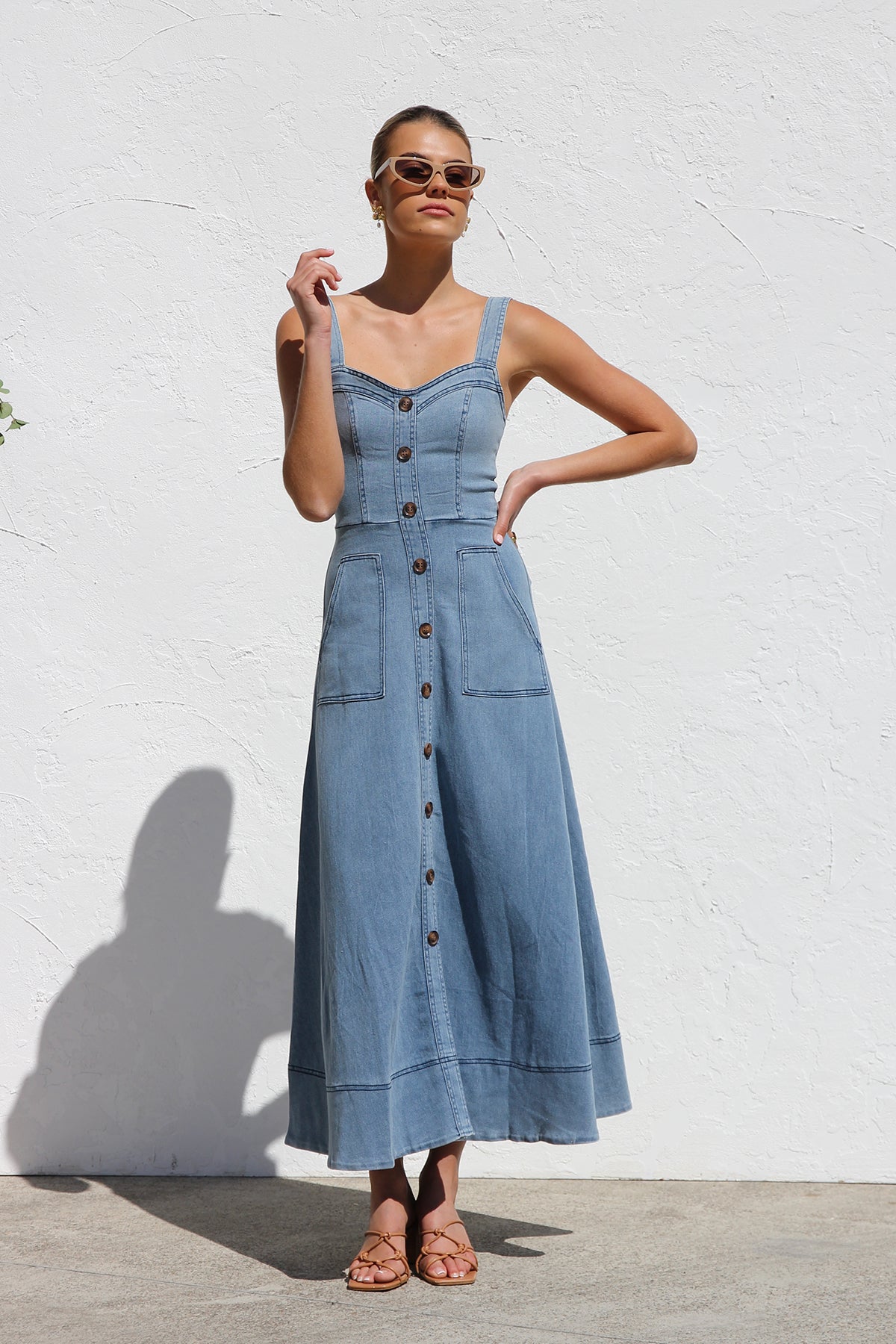Elegantes Denim-Midikleid Mit Herzausschnitt