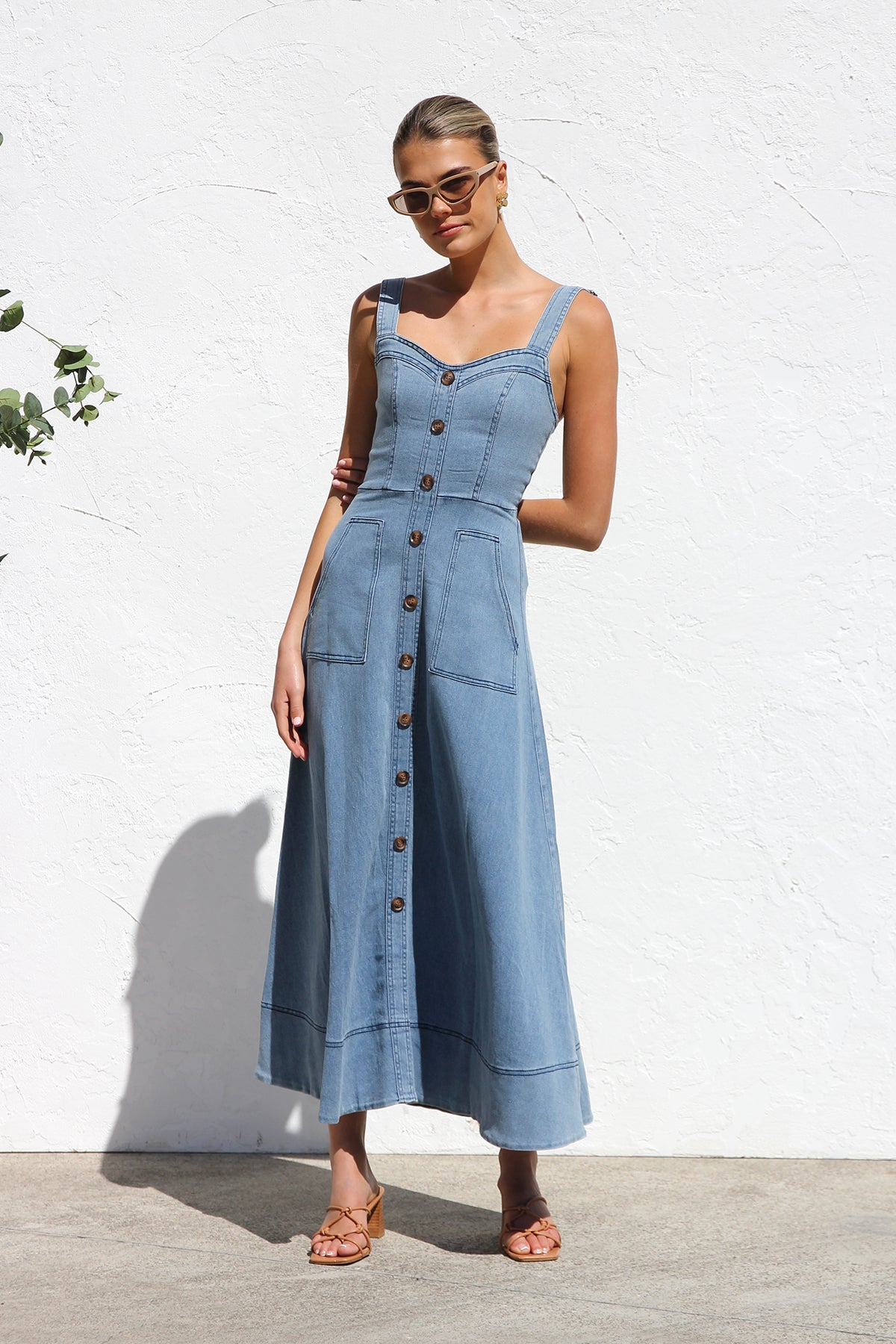 Elegantes Denim-Midikleid Mit Herzausschnitt