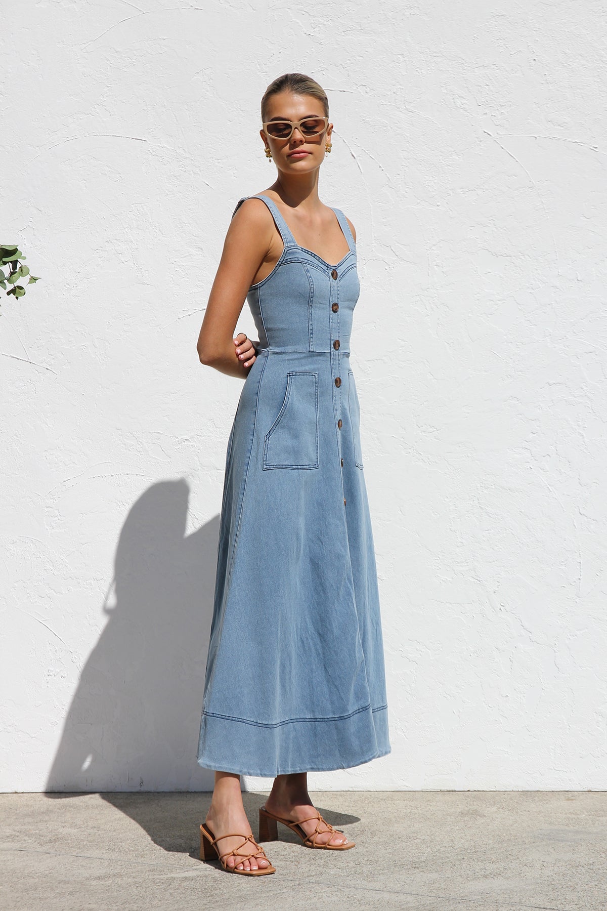 Elegantes Denim-Midikleid Mit Herzausschnitt