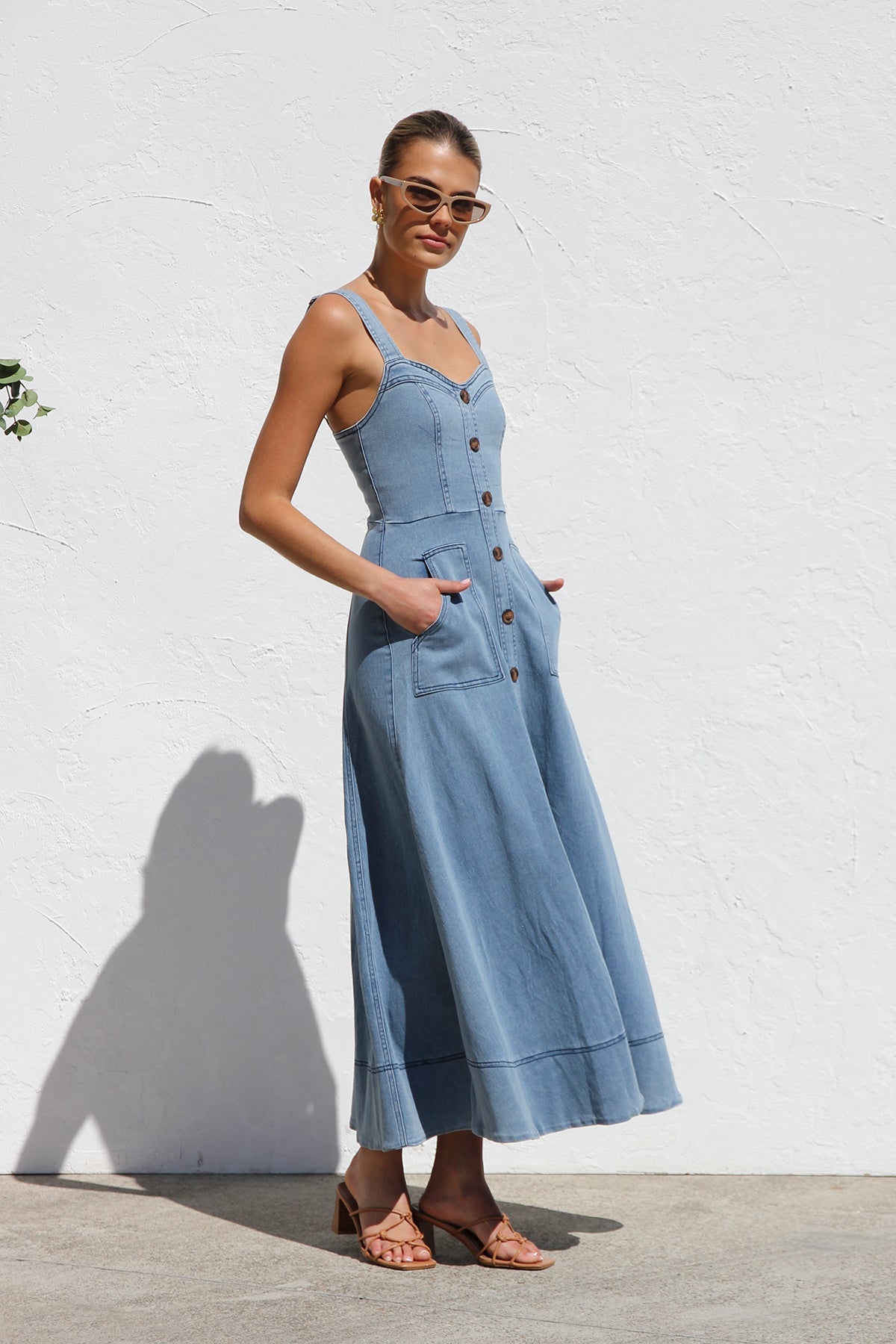 Elegantes Denim-Midikleid Mit Herzausschnitt