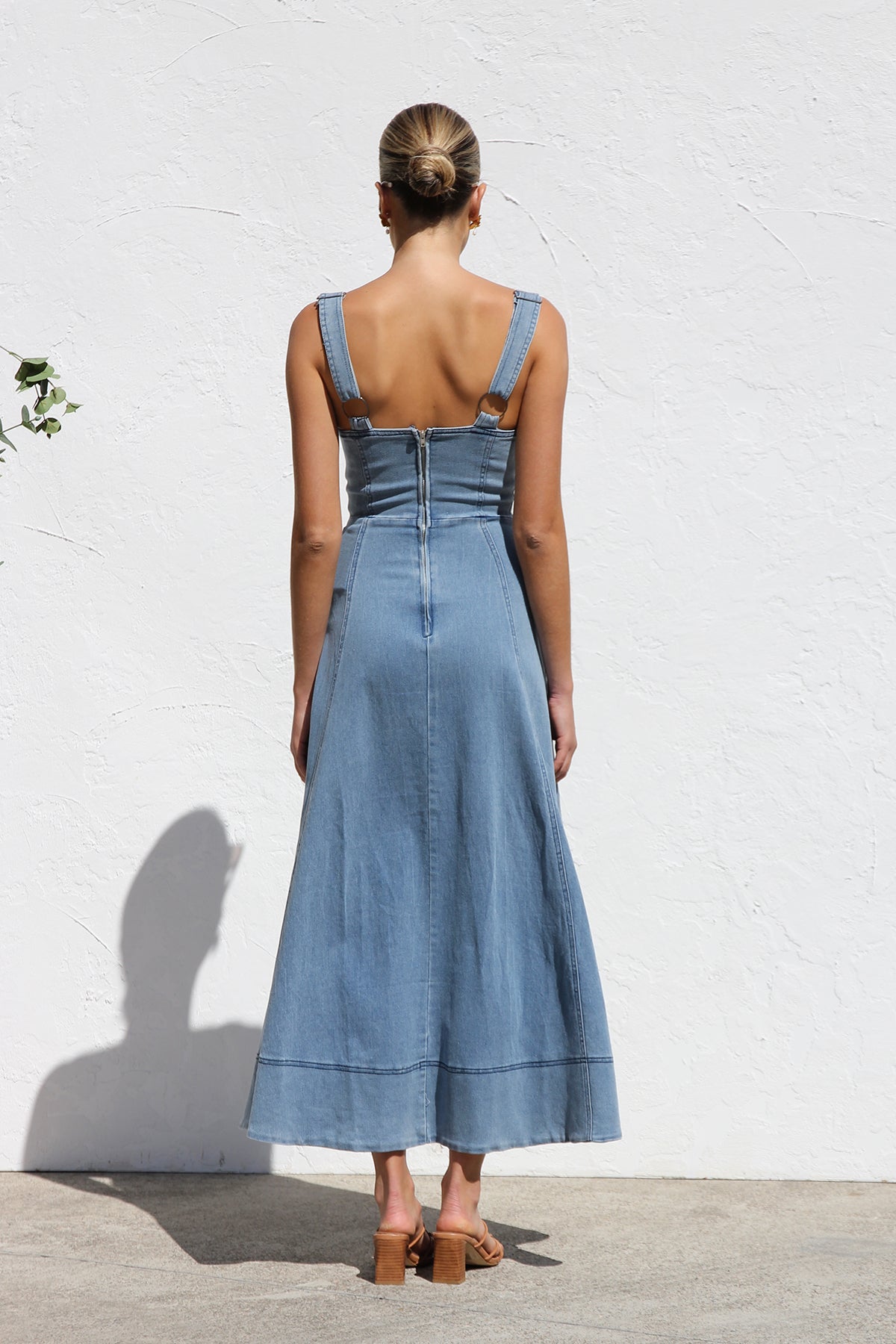 Elegantes Denim-Midikleid Mit Herzausschnitt