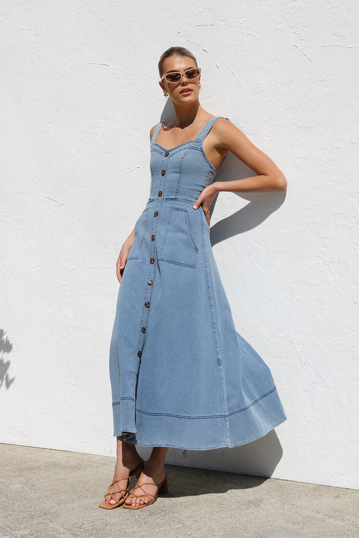 Elegantes Denim-Midikleid Mit Herzausschnitt