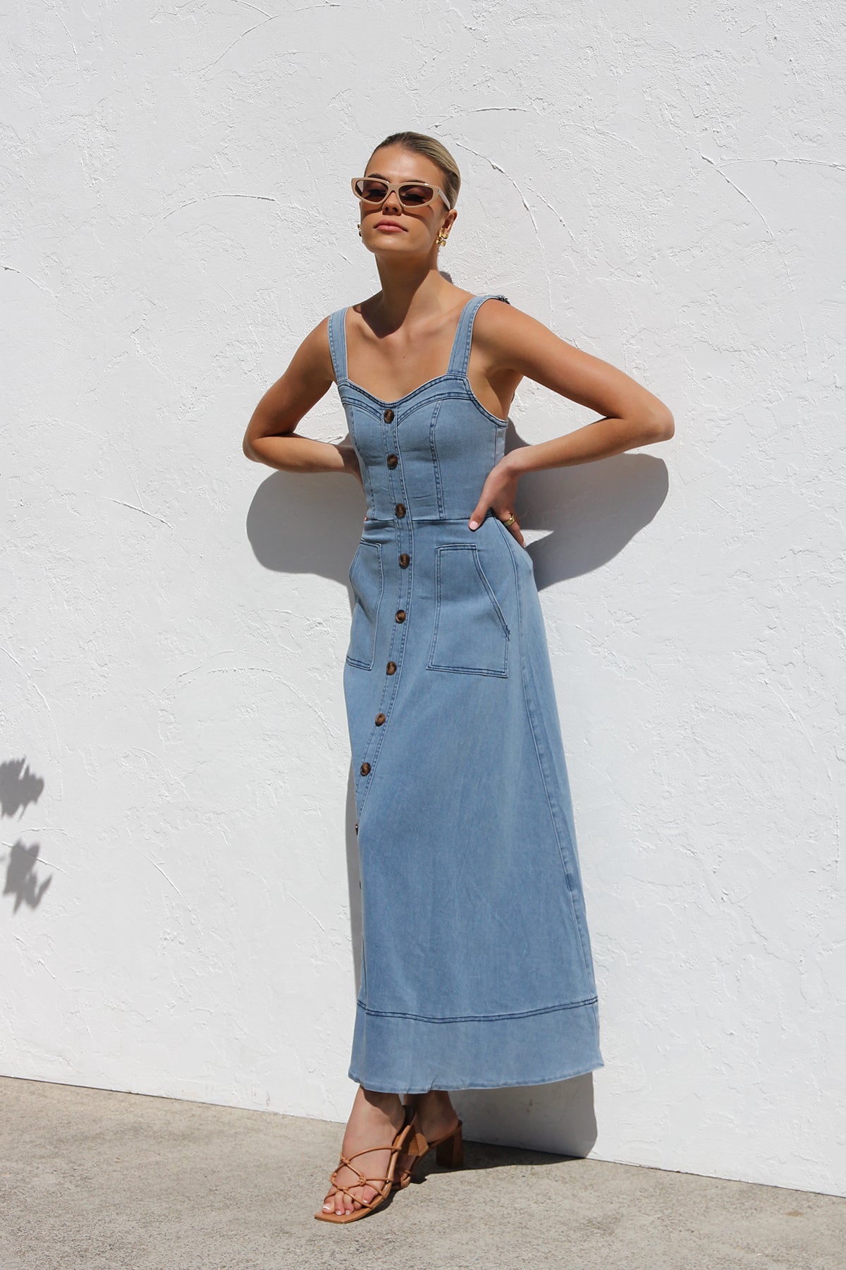 Elegantes Denim-Midikleid Mit Herzausschnitt