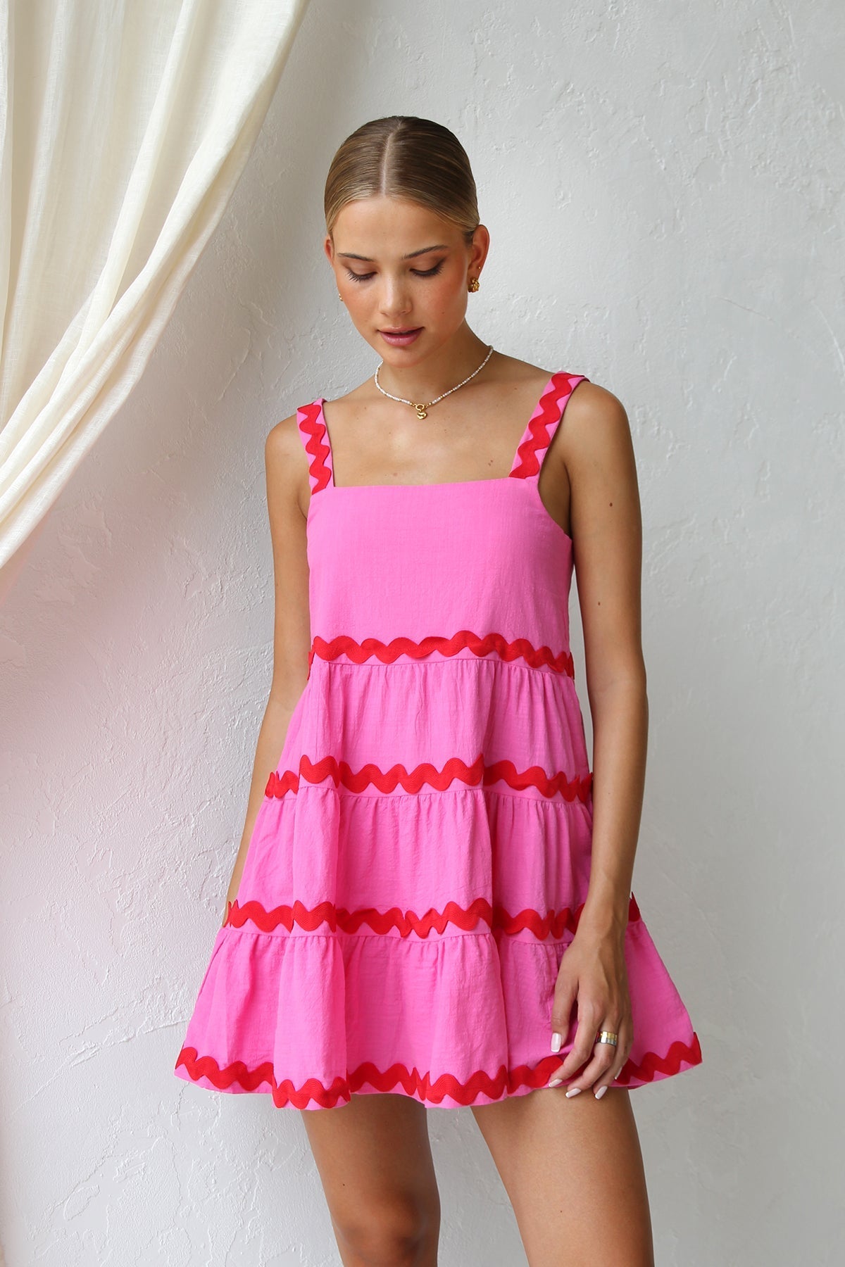 Rosa Minikleid Mit Roten Details