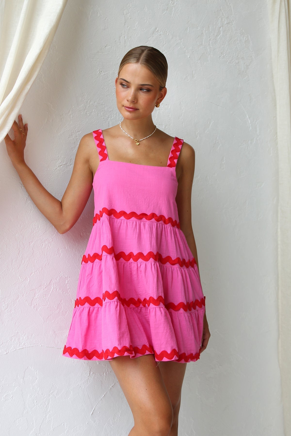 Rosa Minikleid Mit Roten Details