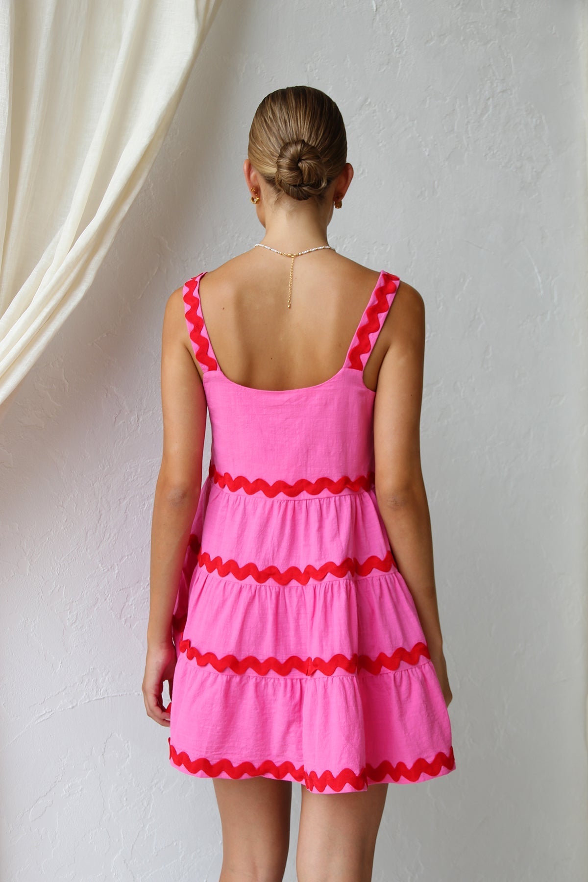 Rosa Minikleid Mit Roten Details