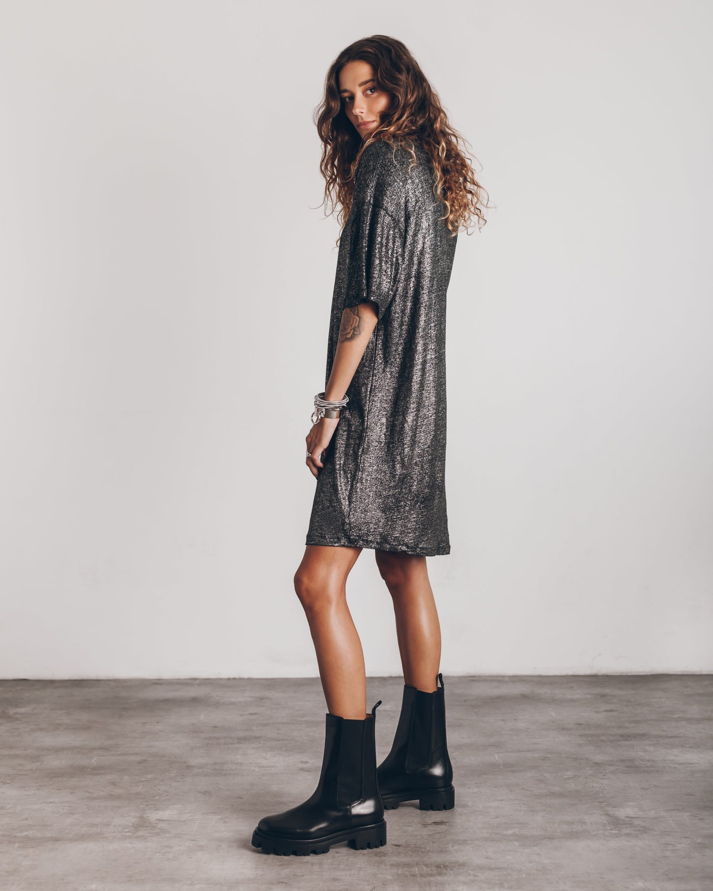 Dunkelfarbiges Glitzerndes Leinenkleid